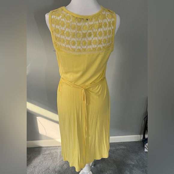 Calvin Klein yellow midi dress with pattern at the top, light and flowy material - Picture 2 of 3